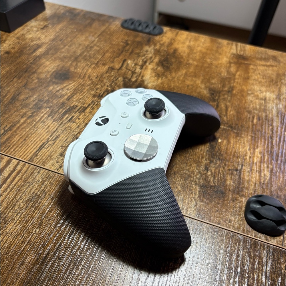 Xbox ELITE Core Controller - White and Black